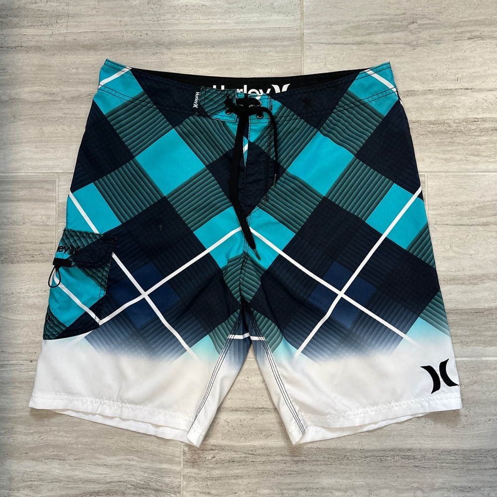 Hurley Boardshorts Size 36 - small defect see pictures
